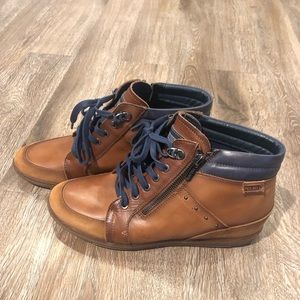 Pikolinos wedge boots